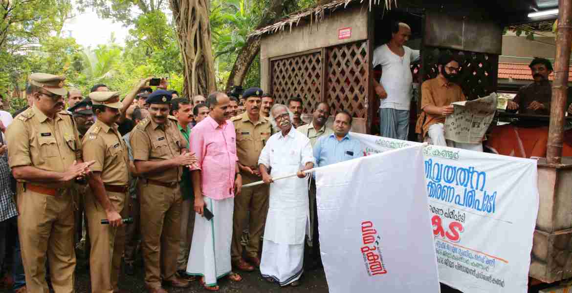 വിമുക്തി പദ്ധതിയുടെ ഭാഗമായി ജില്ലാപഞ്ചായത്തിന്റെയും എക്സൈസ് വകുപ്പിന്റെയും നേതൃത്വത്തില്‍ സംഘടപ്പിക്കുന്ന സഞ്ചരിക്കുന്ന ചായക്കട പുരാവസ്തു വകുപ്പ് മന്ത്രി രാമചന്ദ്രന്‍ കടന്നപ്പള്ളി ഫ്ളാഗ് ഓഫ് ചെയ്യുന്നു.