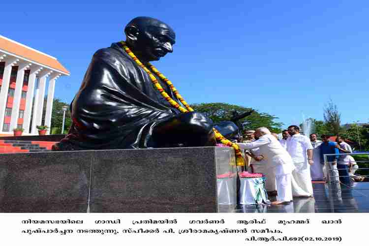 Governor Arif Mohammed Khan paid tributes to the Gandhi statue inside Keala Legislative Assembly Complex