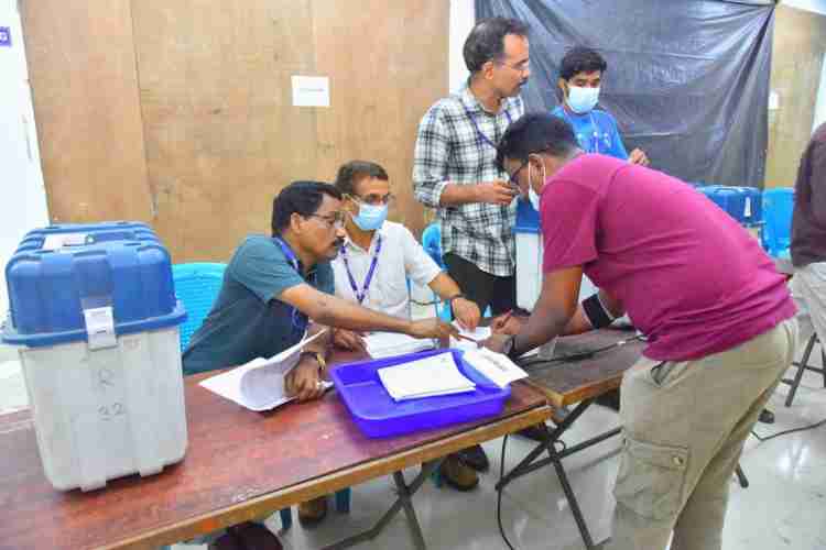 ചാത്തമംഗലം വെയര്‍ ഹൗസില്‍ സൂക്ഷിച്ച വോട്ടിങ് മെഷീനുകള്‍ ഉദ്യോഗസ്ഥര്‍ ഏറ്റുവാങ്ങി സ്‌കാനിങ് നടപടികള്‍ പൂര്‍ത്തിയാക്കുന്നു