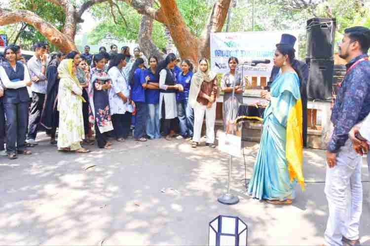 ജില്ലാ ശുചിത്വ മിഷനും സ്വീപ്പും സംയുക്തമായി സംഘടിപ്പിച്ച ഹരിത മായാജാലം മാജിക് ഷോ പര്യടനം അസിസ്റ്റന്റ് കലക്ടര്‍ ഡോ. എസ് മോഹനപ്രിയ ഉദ്ഘാടനം ചെയ്യുന്നു
