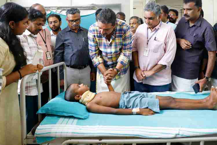 ചിന്നക്കനാലിലെ കാട്ടാന ആക്രമണത്തില്‍ പരിക്കേറ്റ് കോട്ടയം മെഡിക്കല്‍ കോളജ് ആശുപത്രിയില്‍ ചികിത്സയില്‍ കഴിയുന്ന കുട്ടിയെ വനംവകുപ്പു മന്ത്രി ഷിബു ബേബി ജോണ്‍ സന്ദര്‍ശിക്കുന്നു.