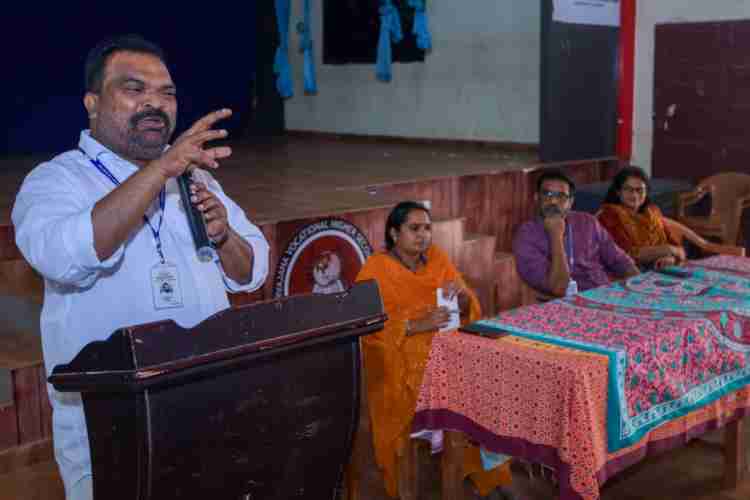 പ്രധാന അധ്യാപകർക്കും ഉച്ചഭക്ഷണ ചുമതലയുള്ള അധ്യാപകർക്കും സുൽത്താൻ ബത്തേരി സർവജന സ്കൂളിൽ  നടത്തിയ ബോധവൽക്കരണ ക്‌ളാസ്സിൽ ഭക്ഷ്യ കമ്മീഷൻ അംഗം വി.രമേശൻ സംസാരിക്കുന്നു