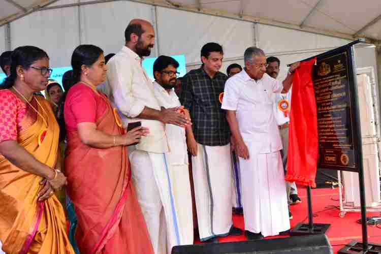 മുഴപ്പിലങ്ങാട് ധർമ്മടം  സമഗ്ര ബീച്ച് ടൂറിസം വികസന പഡതി ഒന്നാംഘട്ട പ്രവൃത്തി പൂർത്തികരിച്ചതിന്റെ ഉദ്ഘാടനം മുഖ്യമന്ത്രി പിണറായി വിജയൻ നിർവഹിക്കുന്നു