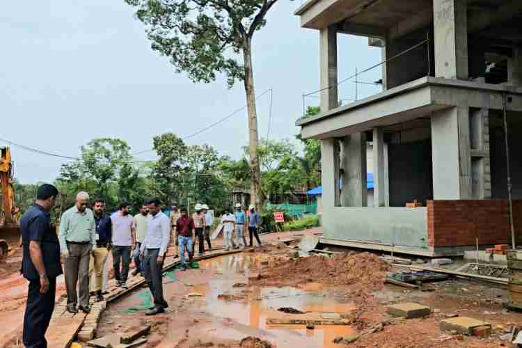 സംസ്ഥാന ചീഫ് സിക്രട്ടറി ഡോ. എ. ജയതിലക്  പിണറായി എജുക്കേഷൻ ഹബ്ബിന്റെ നിർമ്മാണ പുരോഗതി വിലയിരുത്തു