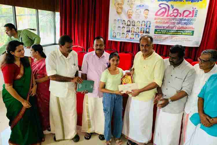 ജില്ല മത്സ്യഫെഡ് ഓഫീസിന്റെ  നേതൃത്വത്തിൽ മത്സ്യത്തൊഴിലാളികളുടെ കുട്ടികൾക്കുള്ള വിദ്യാഭ്യാസ അവാർഡ് വിതരണം ‘മികവ് 2025’  അഴീക്കോട് വൻകുളത്തുവയൽ വ്യാപാര ഭവനിൽ  കെ.വി. സുമേഷ് എം എൽ എ ഉദ്ഘാടനം ചെയ്യുന്നു