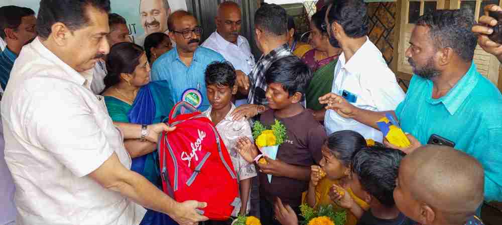 "കൂടെ"പദ്ധതിയുടെ ഉദ്ഘാടനം അഗളി ഭൂതിവഴി ഊരിൽ മന്ത്രി എൻ. ഷംസുദ്ദീൻ നിർവഹിക്കുന്നു