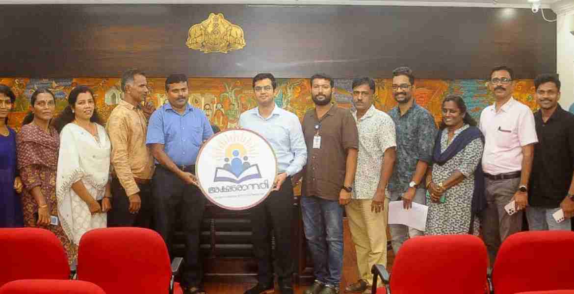 അക്ഷരോന്നതി’പദ്ധതിയുടെ  ലോഗോ പ്രകാശനം ജില്ലാ കളക്ടർ സ്നേഹിൽ കുമാർ സിംഗ് നിർവഹിക്കുന്നു