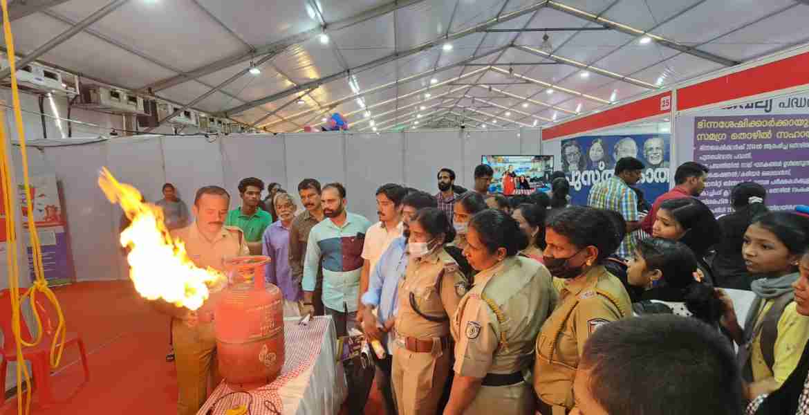 ഫോട്ടോ: എന്റെ കേരളം പ്രദര്‍ശന വിപണന മേളയില്‍ ഗ്യാസ് സിലിണ്ടര്‍ റെഗുലേറ്ററില്‍ ലീക്കേജ് മൂലം ഉണ്ടാവുന്ന അഗ്നിബാധയില്‍ നിന്നും എങ്ങനെ രക്ഷപ്പെടാമെന്ന് അഗ്നിരക്ഷാ സേന ഉദ്യോഗസ്ഥന്‍ വി. കണ്ണദാസ് വിവരിക്കുന്നു
