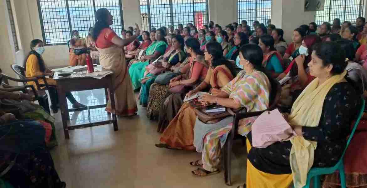  ഫോട്ടോ: ആലത്തൂരില്‍ അങ്കണവാടി ജീവനക്കാര്‍ക്ക് സംഘടിപ്പിച്ച ലഹരി വിരുദ്ധ ബോധവത്ക്കരണ ക്ലാസ്.