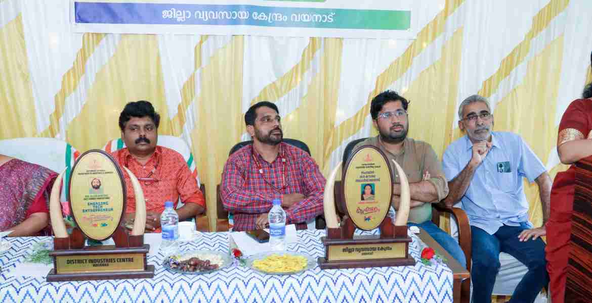  വ്യവസായ വാണിജ്യ വകുപ്പ് മുട്ടിൽ ജില്ലാ വ്യവസായ കേന്ദ്രം കോൺഫറൻസ് ഹാളിൽ സംഘടിപ്പിച്ച  അന്താരാഷ്ട്ര  എംഎസ്എംഇ ദിനാഘോഷം  ജില്ലാ കളക്ടർ ഡി ആർ മേഘശ്രീ. ഉദ്ഘാടനം ചെയ്തു 