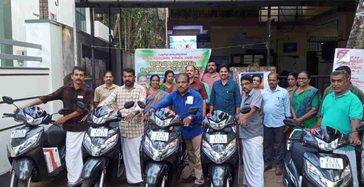മത്സ്യത്തൊഴിലാളികൾക്ക് ഇരുചക്ര വാഹനവും ഐസ് ബോക്സും വിതരണം ചെയ്തു