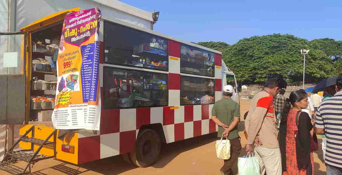 ഫോട്ടോ-എന്റെ കേരളം പ്രദര്‍ശന വിപണന മേളയിലെത്തിയ കണ്‍സ്യുമര്‍ഫെഡിന്റെ മൊബൈല്‍ ത്രിവേണി സൂപ്പര്‍ മാര്‍ക്കറ്റ്.