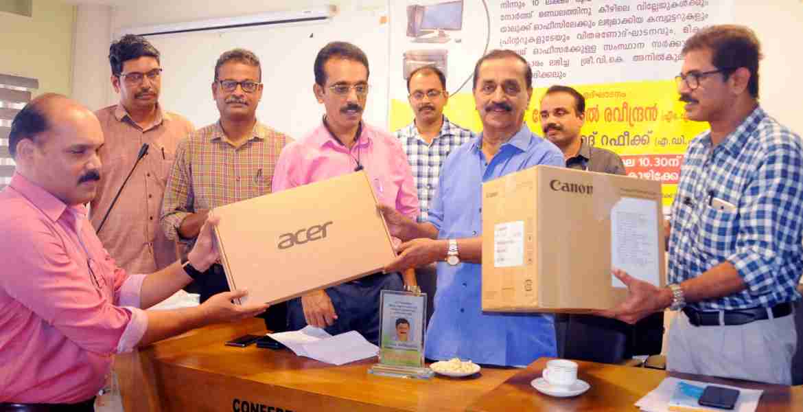 കമ്പ്യൂട്ടറുകളും പ്രിന്ററുകളും വിതരണം ചെയ്തു