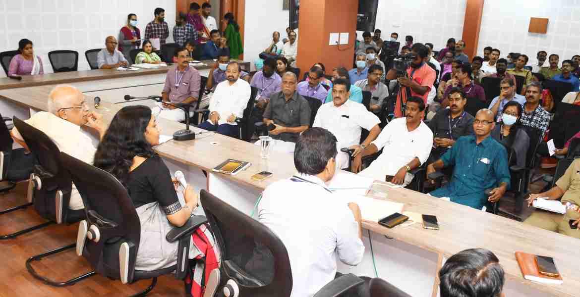 ഫോട്ടോ-കരുതലും കൈത്താങ്ങും താലൂക്ക് തല പരാതി പരിഹാര അദാലത്തുമായി ബന്ധപ്പെട്ട് വൈദ്യുതി വകുപ്പ് മന്ത്രി കെ. കൃഷ്ണന്‍കുട്ടിയുടെ അധ്യക്ഷതയില്‍ കലക്ടറേറ്റ് കോണ്‍ഫറന്‍സ് ഹാളില്‍ ചേര്‍ന്ന യോഗം.
