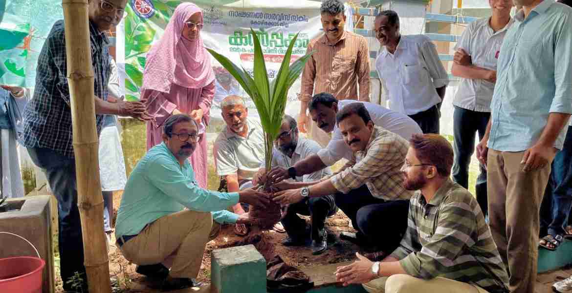 ഹയർ സെക്കണ്ടറി എൻ എസ് എസ് പരിസ്ഥിതി ദിനാചരണത്തിന്റെ  ജില്ലാ തല ഉദ്ഘാടനം  കൽപ്പകം 25  ഹിമായത്ത് ഹയർ സെക്കണ്ടറി സ്കൂൾ  എൻ എസ് എസ് യൂണിറ്റിൽ ഹയർ സെക്കണ്ടറി റീജണൽ ഡപ്പ്യൂട്ടി ഡയറക്ടർ രാജേഷ് കുമാർ ആർ തെങ്ങിൻ തൈ നട്ട് ഉദ്ഘാടനം നിർവ്വഹിക്കുന്നു
