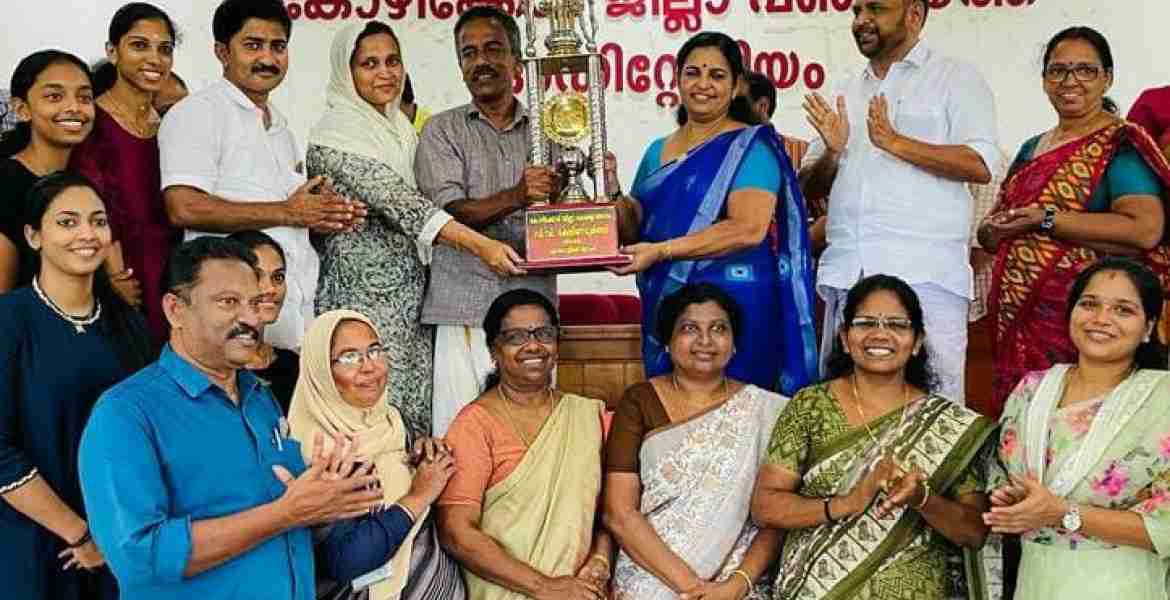 ജില്ലാ കേരളോത്സവം: ചേളന്നൂർ ബ്ലോക്ക് പഞ്ചായത്തിനുള്ള എവറോളിംഗ് ട്രോഫി കൈമാറി
