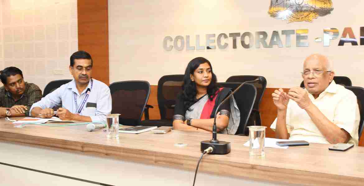 ഫോട്ടോ-ജില്ലാതല പട്ടയ മേളയ്ക്ക് മുന്നോടിയായി വൈദ്യുതി വകുപ്പ് മന്ത്രി കെ. കൃഷ്ണന്‍കുട്ടിയുടെ നേതൃത്വത്തില്‍ കലക്ടറേറ്റ് കോണ്‍ഫറന്‍സ് ഹാളില്‍ സംഘടിപ്പിച്ച യോഗം.