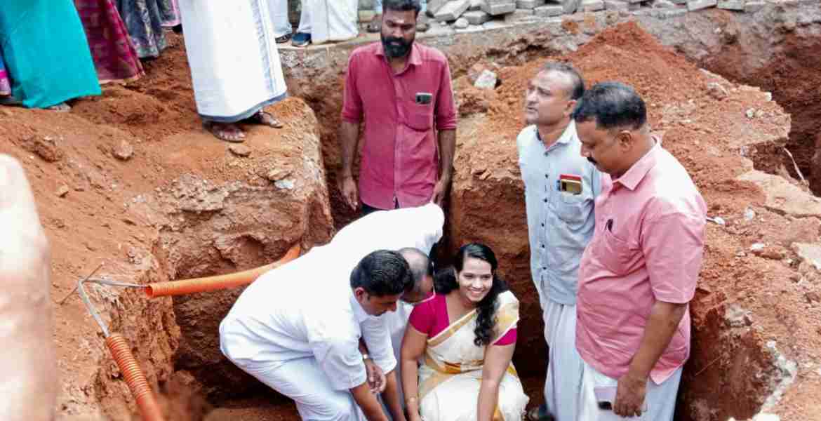 ഫോട്ടോ: കൊപ്പം പഞ്ചായത്തിലെ സാമൂഹികാരോഗ്യ കേന്ദ്രത്തില്‍ ഡിജിറ്റല്‍ എക്‌സ്-റേ യൂണിറ്റ് കെട്ടിടത്തിന്റെ ശിലാസ്ഥാപനം പട്ടാമ്പി ബ്ലോക്ക് പഞ്ചായത്ത് പ്രസിഡന്റ് സജിതാ വിനോദ് നിര്‍വഹിക്കുന്നു.