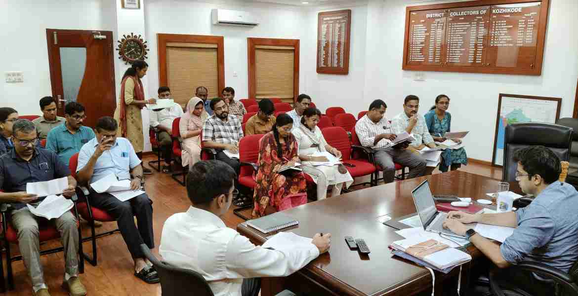 നവകേരള സദസ്സിലെ വികസന പദ്ധതികളുമായി ബന്ധപ്പെട്ട് ജില്ലാ കലക്ടര്‍ സ്‌നേഹില്‍ കുമാര്‍ സിങ്ങിന്റെ അധ്യക്ഷതയില്‍ ചേര്‍ന്ന വിവിധ വകുപ്പ് മേധാവികളുടെ പ്രാഥമിക അവലോകന യോഗം