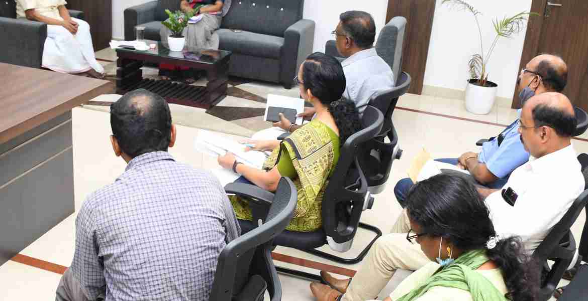 ഫോട്ടോ: നെല്ല് സംഭരണവുമായി ബന്ധപ്പെട്ട് വൈദ്യുതി വകുപ്പ് മന്ത്രി കെ. കൃഷ്ണന്‍കുട്ടിയുടെ നേതൃത്വത്തില്‍ ജില്ലാ കലക്ടറുടെ ചേംബറില്‍ നടന്ന അവലോകന യോഗം.
