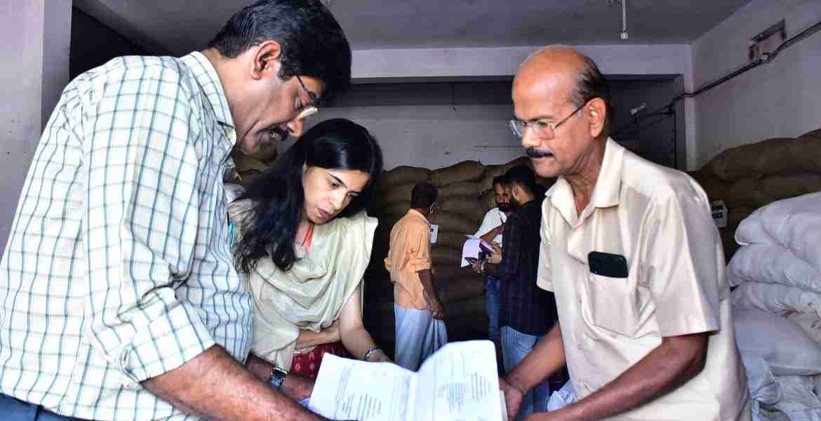 ഫോട്ടോ: ദേശീയ ഭക്ഷ്യഭദ്രതാ നിയമം-2013 ശക്തിപ്പെടുത്തുന്നതിന്റെ ഭാഗമായി യാക്കരയിലെ റേഷന്‍ കടകളില്‍ ജില്ലാ കലക്ടര്‍ മൃണ്‍മയി ജോഷിയുടെ നേതൃത്വത്തില്‍ പരിശോധന നടത്തുന്നു.