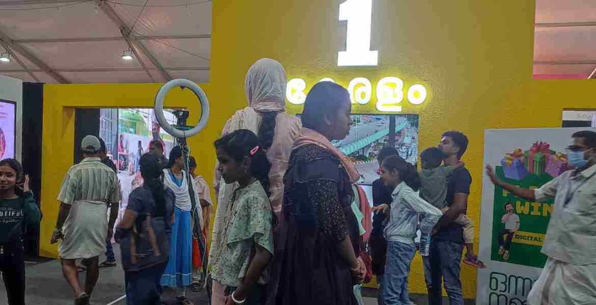 ഫോട്ടോ-എന്റെ കേരളം പ്രദര്‍ശന വിപണന മേളയിലെ പി.ആര്‍.ഡി. സ്റ്റാളില്‍ 360 ഡിഗ്രി ആംഗിളില്‍ സെല്‍ഫി എടുക്കുന്നവര്‍.