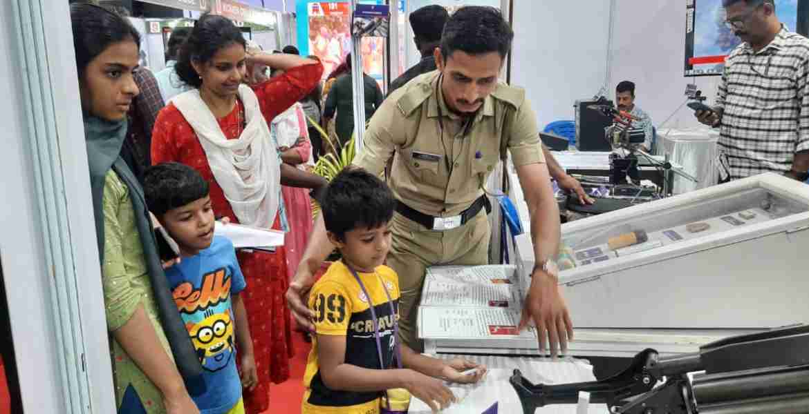 ഫോട്ടോ: പോലീസ് സ്റ്റാളില്‍ കുട്ടികള്‍ക്ക് വിവിധതരം തോക്കുകളെ കുറിച്ച് വിശദീകരിച്ചു കൊടുക്കുന്ന ഉദ്യോഗസ്ഥന്‍.