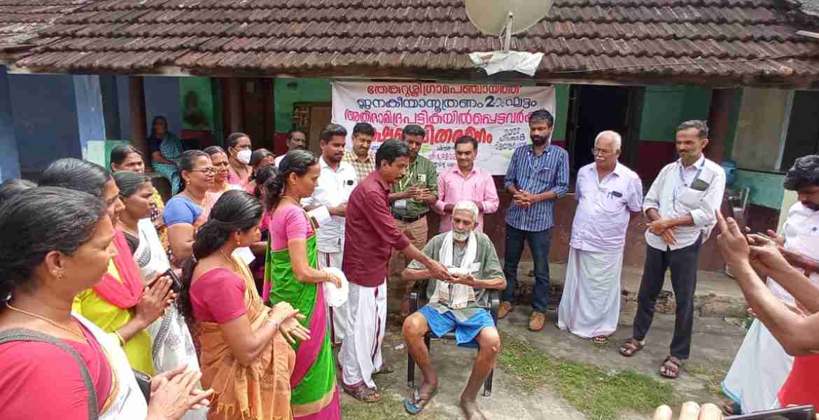 ഫോട്ടോ: തേങ്കുറിശ്ശി ഗ്രാമപഞ്ചായത്തിലെ  ഭക്ഷണ വിതരണോദ്ഘാടനം ഗ്രാമപഞ്ചായത്ത് പ്രസിഡന്റ് ആര്‍. ഭാര്‍ഗ്ഗവന്‍ നിര്‍വഹിക്കുന്നു.