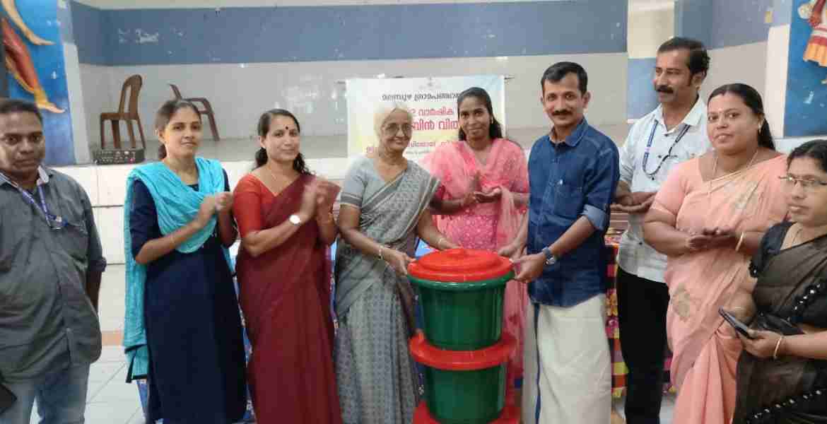 ഫോട്ടോ: മലമ്പുഴ പഞ്ചായത്തിലെ ബയോബിന്‍ വിതരണം മലമ്പുഴ ബ്ലോക്ക് പഞ്ചായത്ത് പ്രസിഡന്റ് വി. ബിജോയ് നിര്‍വഹിക്കുന്നു.