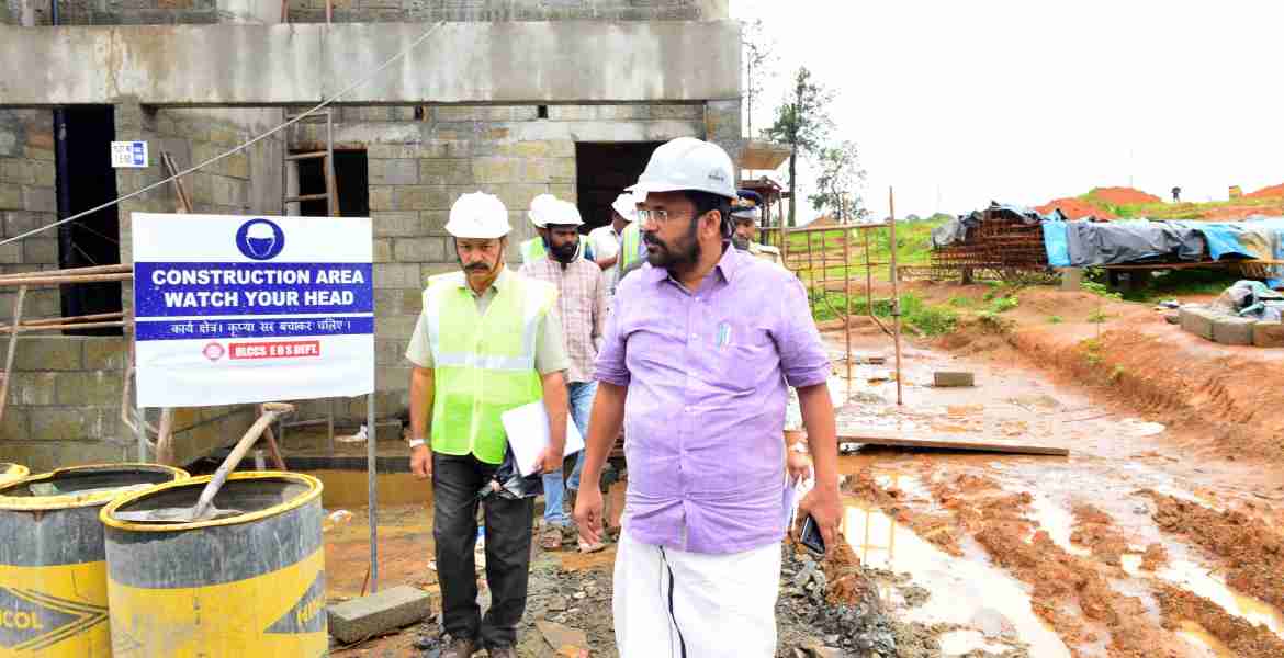 എല്‍സ്റ്റണിലെ നിര്‍മ്മാണ പ്രവര്‍ത്തനങ്ങള്‍ റവന്യൂ-ഭവന നിര്‍മ്മാണ വകുപ്പ് മന്ത്രി കെ രാജന്‍. വിലയിരുത്തുന്നു