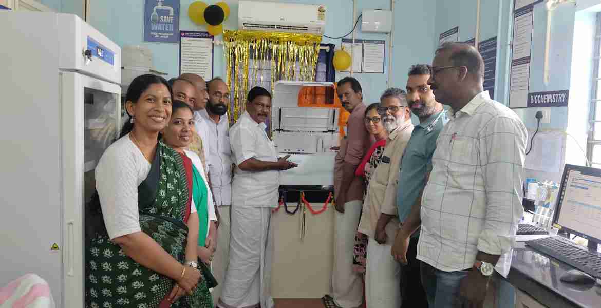 മൂടാടി ഗ്രാമപഞ്ചായത്ത് കുടുംബാരോഗ്യ കേന്ദ്രത്തിലെ ലാബിലെ ആധുനിക ഓട്ടോമാറ്റിക് യന്ത്രം മൂടാടി ഗ്രാമപഞ്ചായത്ത് പ്രസിഡൻ്റ് സി കെ ശ്രീകമാർ ഉദ്ഘാടനം ചെയ്യുന്നു
