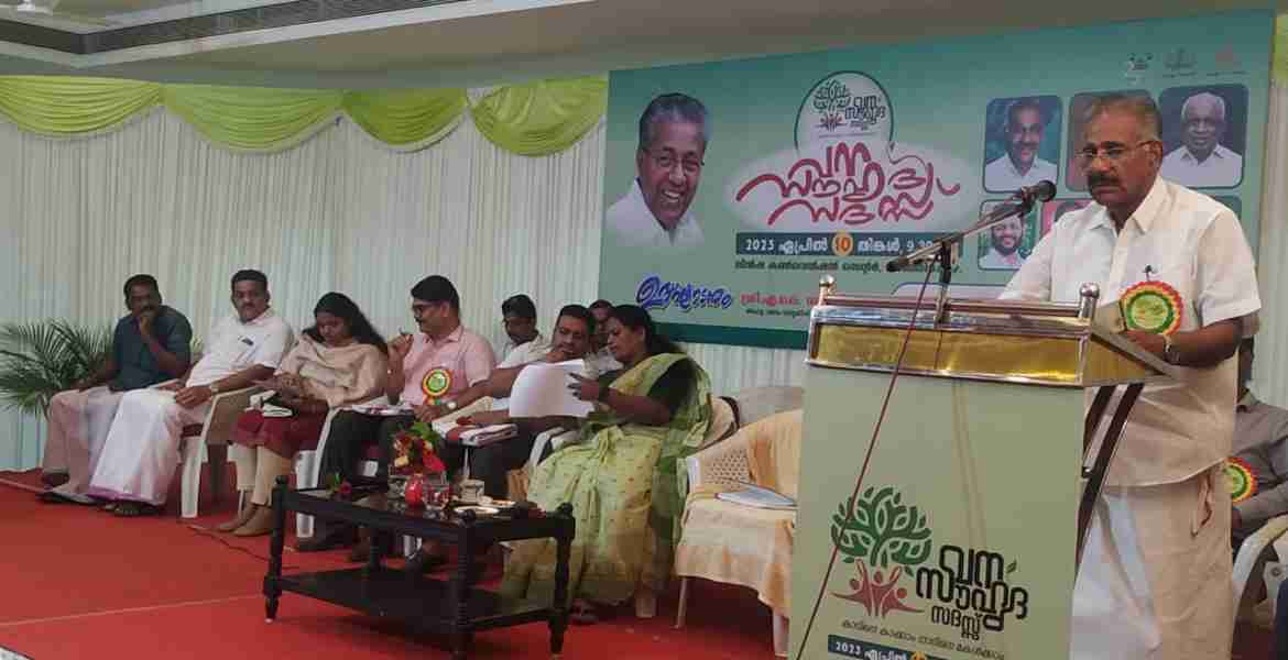 ഫോട്ടോ-കാഞ്ഞിരപ്പുഴ ലിന്‍ഷ സെന്ററില്‍ നടന്ന വന സൗഹൃദ സദസ് വനം വകുപ്പ് മന്ത്രി എ.കെ ശശീന്ദ്രന്‍ ഉദ്ഘാടനം ചെയ്യുന്നു.