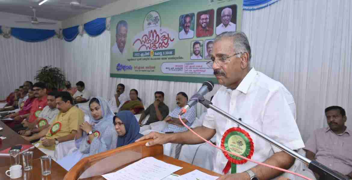 ഫോട്ടോ-മണ്ണാര്‍ക്കാട് കോ-ഓപ്പറേറ്റീവ് ബാങ്ക് ഓഡിറ്റോറിയത്തില്‍ നടന്ന വനസൗഹൃദ സദസ് വനം-വന്യജീവി വകുപ്പ് മന്ത്രി എ.കെ. ശശീന്ദ്രന്‍ ഉദ്ഘാടനം ചെയ്യുന്നു.