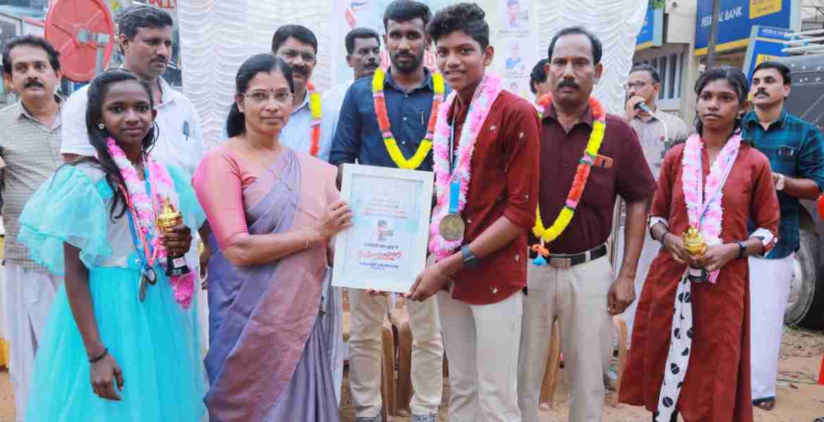 ഫോട്ടോ: സംസ്ഥാന സ്‌കൂള്‍ കായികമേളയില്‍ സബ്ജൂനിയര്‍ വിഭാഗത്തില്‍ സമ്മാനാര്‍ഹരായ കുലുക്കല്ലൂര്‍ പഞ്ചായത്തിലെ വിദ്യാര്‍ത്ഥികളെ ഗ്രാമപഞ്ചായത്ത് പ്രസിഡന്റ് വി. രമണി അനുമോദിക്കുന്നു.