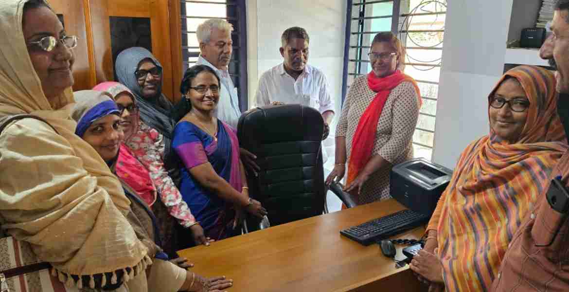 ഫർണീച്ചർ വിതരണം ചെയ്തു 
