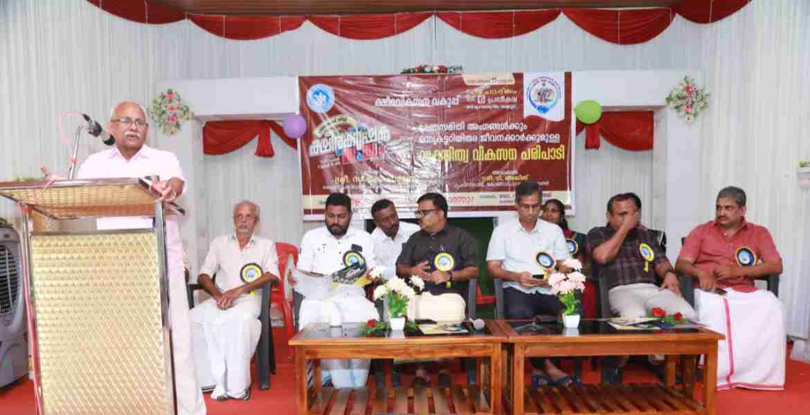 ഫോട്ടോ: ജില്ലാ ക്ഷീര സംഗമത്തിന്റെ ഭാഗമായി കേരളശേരിയില്‍ സംഘടിപ്പിച്ച വ്യക്തിത്വ വികസന പരിപാടി ജില്ലാ പഞ്ചായത്ത് വൈസ് പ്രസിഡന്റ് സി.കെ ചാമുണ്ണി ഉദ്ഘാടനം നിര്‍വഹിക്കുന്നു.