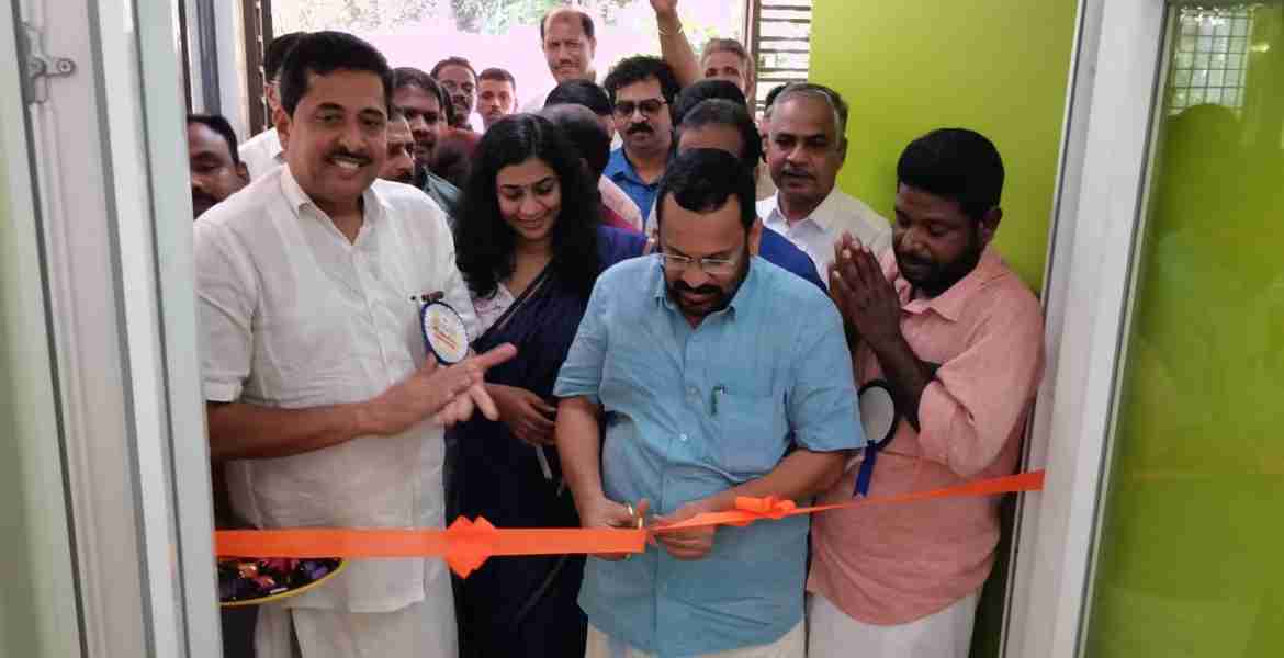 ഫോട്ടോ-അലനല്ലൂര്‍ 1 സ്മാര്‍ട്ട് വില്ലേജ് ഓഫീസിന്റെ ഉദ്ഘാടനം റവന്യൂ വകുപ്പ് മന്ത്രി കെ. രാജന്‍ നിര്‍വഹിക്കുന്നു.