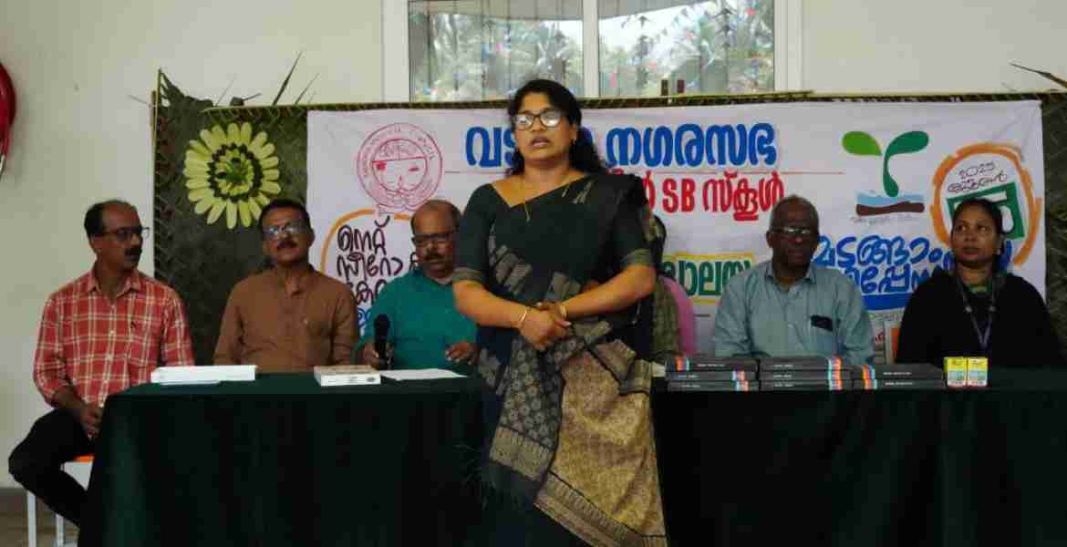 ‘മടങ്ങാം മഷിപ്പേനയിലേക്ക്' ക്യാമ്പയിൻ  മേപ്പയിൽ എസ് ബി സ്കൂളിൽ  വടകര നഗരസഭാ ചെയർപേഴ്സൺ കെ പി ബിന്ദു ഉദ്ഘാടനം ചെയ്യുന്നു