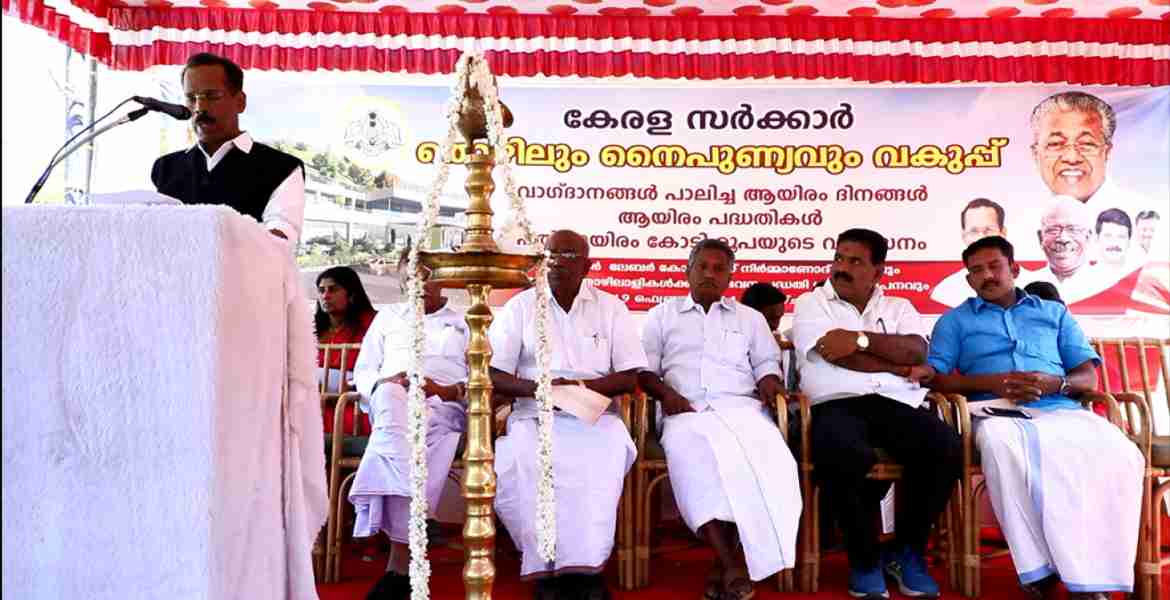 മൂന്നാര്‍ ടൗണില്‍ നടന്ന പൊതു സ്മ്മേളനത്തില്‍ മന്ത്രി ടി പി രാമകൃഷ്ണന്‍ സംസാരിക്കുന്നു.