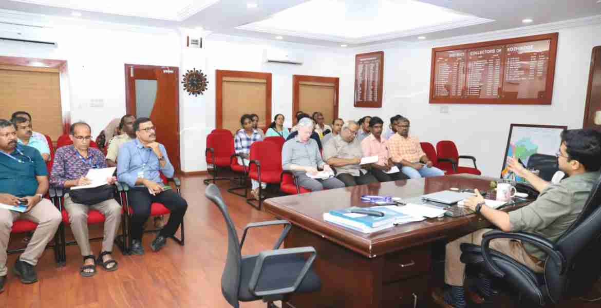 ജില്ലാ കലക്ടര്‍ സ്നേഹില്‍ കുമാര്‍ സിങ്ങിന്റെ അധ്യക്ഷതയില്‍ ചേര്‍ന്ന അവശ്യ സര്‍വീസ് വകുപ്പുകളുടെ യോഗം