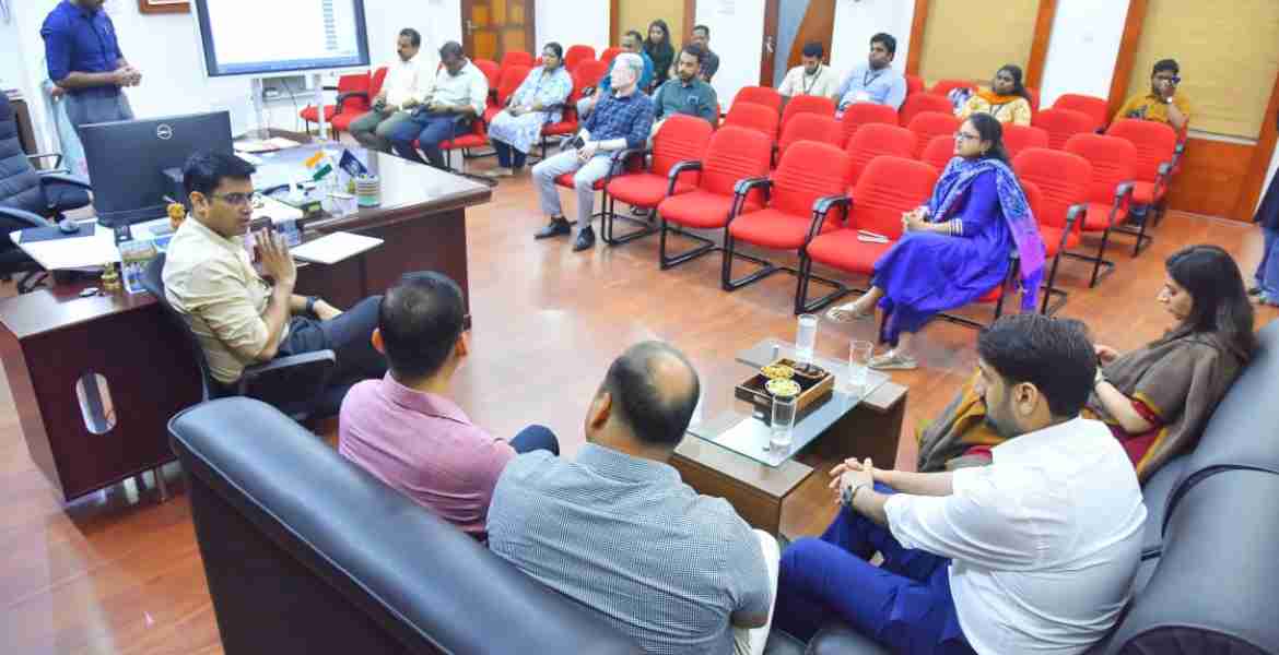 നിയമസഭ തിരഞ്ഞെടുപ്പിന്റെ മൂന്നാംഘട്ട റാന്‍ഡമൈസേഷനുമായി ബന്ധപ്പെട്ട് ജില്ലാ കലക്ടറുടെ ചേംബറില്‍ ചേര്‍ന്ന യോഗം