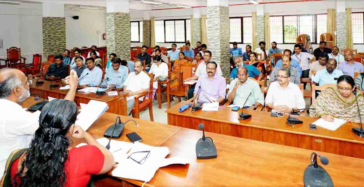 ആസ്പിരേഷനല്‍ ഡിസ്ട്രിക്ട് പദ്ധതി അവലോകന യോഗത്തില്‍ ഡോ. വി.പി ജോയ് സംസാരിക്കുന്നു