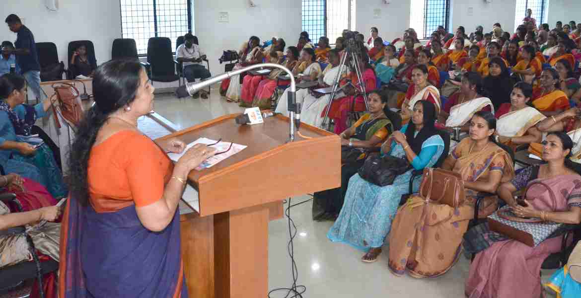 വനിതാ ശിശു വികസനവകുപ്പിന്റെ നേതൃത്വത്തില്‍ നടക്കുന്ന അന്താരാഷ്ട്ര വനിതാദിനത്തിന്റെ ജില്ലാതല ഉദ്ഘാടനം പി.കെ.ശ്രീമതി എം.പി നിര്‍വഹിക്കുന്നു  