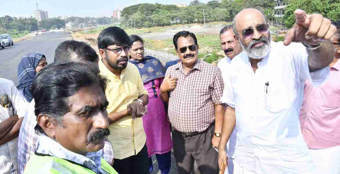 തിരുവല്ല ബൈപാസ് നിര്‍മാണം വിലയിരുത്തുന്നതിന് മാത്യു.ടി.തോമസ് എം.എല്‍.എയുടെ സാന്നിധ്യത്തില്‍ കെ.എസ്.ടി.പി പ്രൊജക്ട് ഡയറക്ടര്‍ എം.ജി.രാജമാണിക്യത്തിന്റെ നേതൃത്വത്തിലുള്ള ഉന്നതതല സംഘം സ്ഥലം സന്ദര്‍ശിക്കുന്നു.