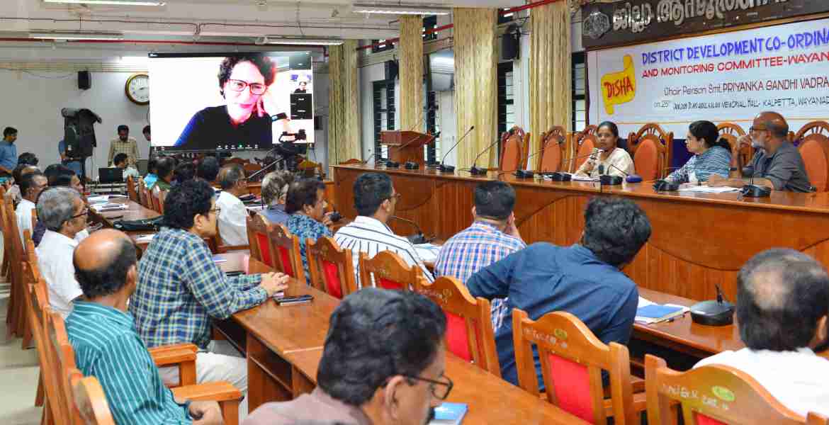 വിവിധ വകുപ്പുകള്‍ നടപ്പാക്കുന്ന കേന്ദ്രാവിഷ്‌കൃത  പദ്ധതികളുടെ അവലോകന യോഗത്തില്‍ പ്രിയങ്ക ഗാന്ധി എം.പി 