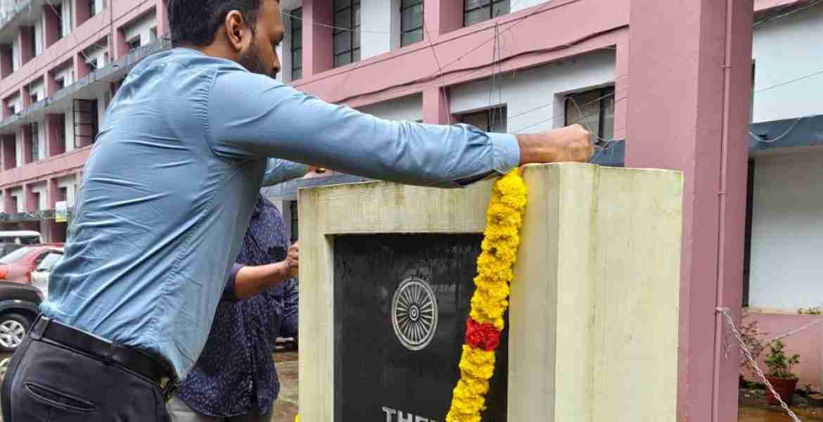 കലക്ടറേറ്റ് അങ്കണത്തിലെ ഗാന്ധിപ്രതിമയില്‍ ജില്ലാ കലക്ടര്‍ എസ് പ്രേം കൃഷ്ണന്‍ പുഷ്പാര്‍ച്ചന നടത്തുന്നു