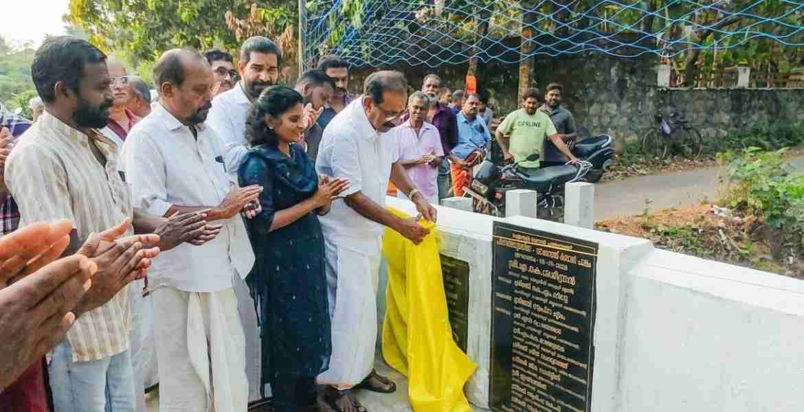 പാലത്ത് കനാൽ പാലം മന്ത്രി എ കെ ശശീന്ദ്രൻ ഉദ്ഘാടനം ചെയ്യുന്നു