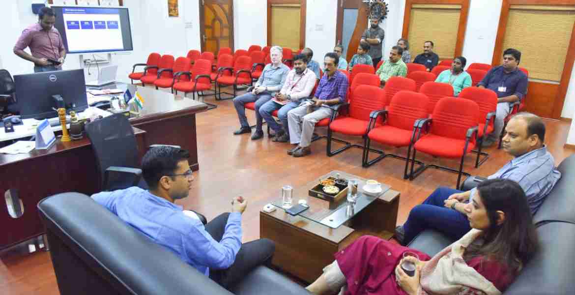 ഉദ്യോഗസ്ഥരുടെ ആദ്യഘട്ട റാന്‍ഡമൈസേഷനുമായി ബന്ധപ്പെട്ട് കലക്ടറുടെ ചേംബറില്‍ ചേര്‍ന്ന യോഗം