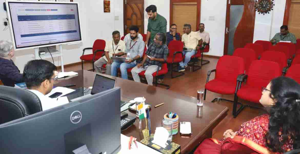 ജില്ലാ കലക്ടര്‍ സ്നേഹില്‍ കുമാര്‍ സിങ്ങിന്റെ നേതൃത്വത്തില്‍ വോട്ടിങ് യന്ത്രങ്ങളുടെ രണ്ടാംഘട്ട റാന്‍ഡമൈസേഷനുമായി ബന്ധപ്പെട്ട് ചേര്‍ന്ന യോഗം