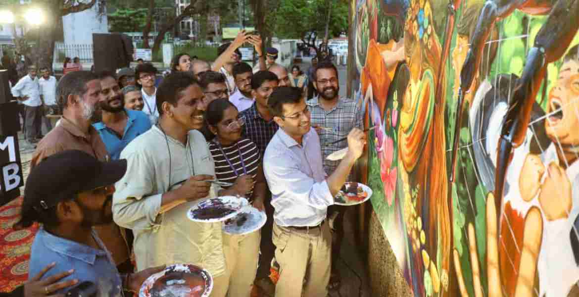 ജില്ല ഭരണകൂടം സംഘടിപ്പിച്ച  'ആർട്ട് ഓവർ ഡ്രഗ്സ്’ പരിപാടികൾ ജില്ലാ കലക്ടർ സ്നേഹിൽ കുമാർ സിംഗ് ഉദ്ഘാടനം ചെയ്യുന്നു.